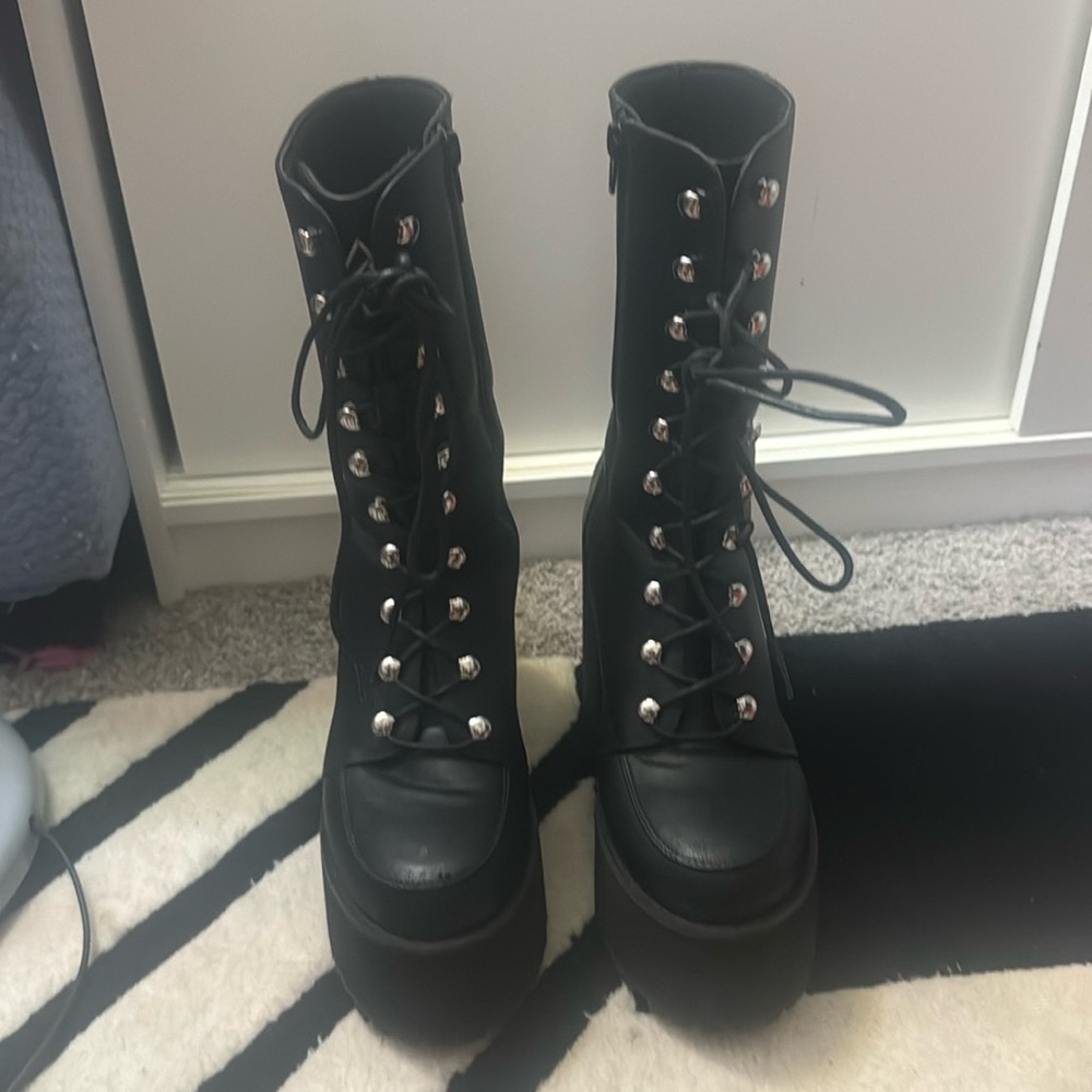 YRU BLACK BOOT ONLY WORN TWICE